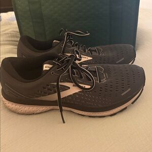 Brooks Ghost 13 Women's Gray and White Sneakers